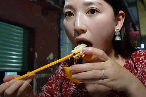 Khách Nhật nếm thử một món ở vỉa hè TPHCM về đêm, khen 'ngon nhất từng ăn'