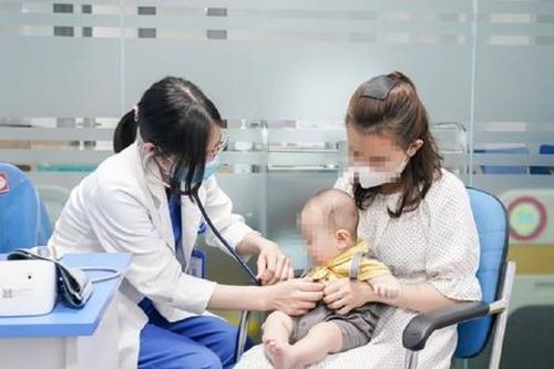 Bé gái 13 tháng tuổi nổi mẩn đỏ, nôn trớ sau khi uống sữa, đi khám phát hiện nguyên nhân bất ngờ