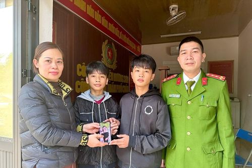 Hai học sinh nhặt được điện thoại đắt tiền nhanh chóng tìm người trả lại