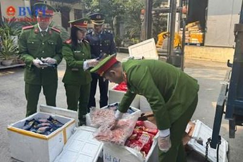 Thu giữ, tiêu hủy gần 2 tấn thực phẩm bẩn