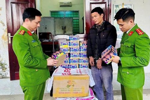 Phê chuẩn khởi tố 3 bị can mua bán, tàng trữ pháo trái phép