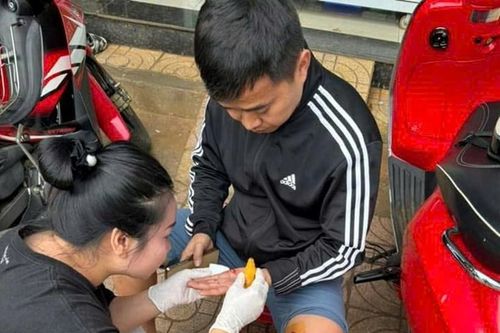 Một cán bộ cứu 2 cháu nhỏ ra khỏi căn nhà đang bốc cháy khi bố mẹ đi vắng