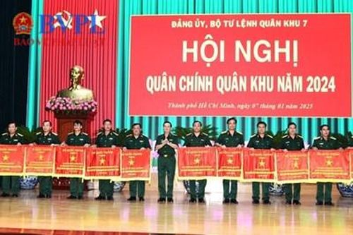 VKSQS Quân khu 7 đón nhận Cờ thi đua của Bộ Quốc phòng