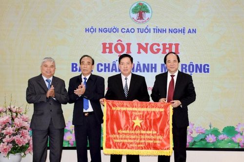 Người cao tuổi hãy sống vui, sống khỏe, là tấm gương sáng cho thế hệ con cháu