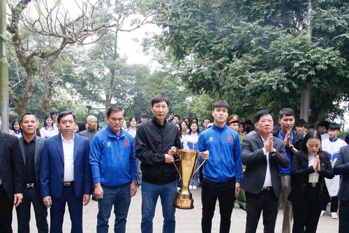 Đội tuyển Việt Nam dâng hương báo công với các Vua Hùng