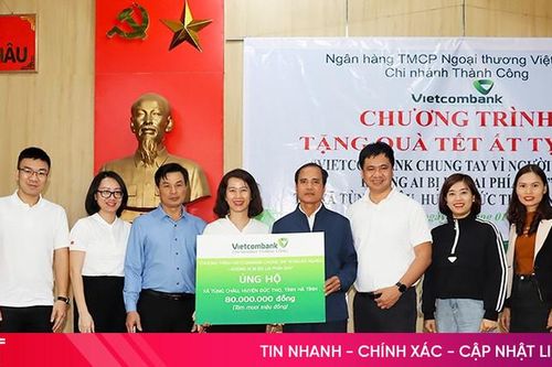 Vietcombank Thành Công trao 160 suất quà hỗ trợ người nghèo ở Đức Thọ