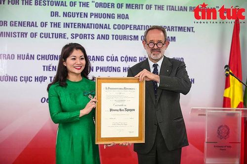Trao Huân chương Công trạng của Cộng hòa Italia cho Cục trưởng Cục Hợp tác quốc tế