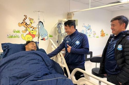 Vừa tỉnh lại sau phẫu thuật, Nguyễn Xuân Son đã làm ngay điều này