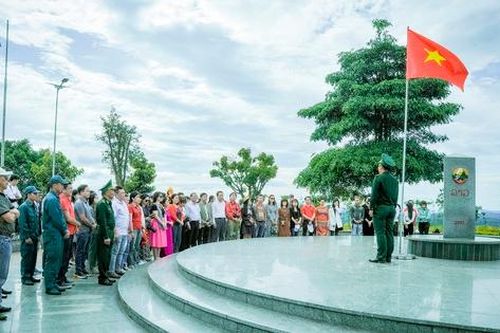 Những điều đặc biệt ở nơi có thể ngắm khung cảnh lãnh thổ 3 quốc gia