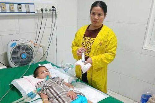 Chồng tâm thần, con trai 8 tuổi thoi thóp trong viện, vợ nghèo cầu cứu