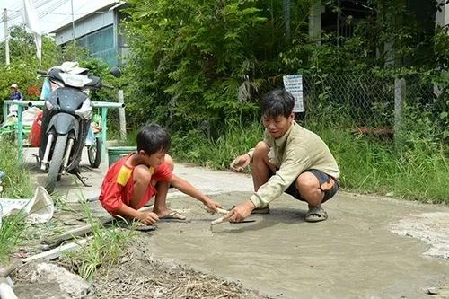 Người hùng thầm lặng 'vá lành' những 'vết thương' đường