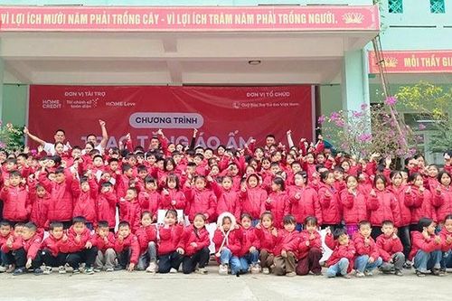 Trao 200 áo ấm và 200 suất quà nhu yếu phẩm cho trẻ em tại Mường Lát