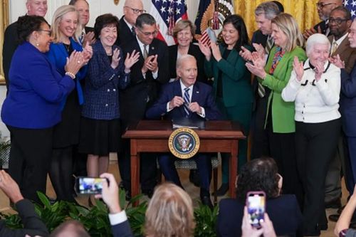 Gần ngày rời Nhà Trắng, ông Biden tăng phúc lợi cho hàng triệu công chức Mỹ