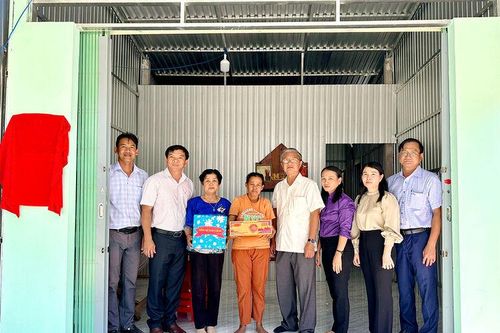 Lãnh đạo huyện Tri Tôn thăm và tặng quà các hộ dân được hỗ trợ nhà ở