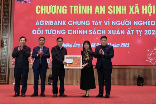 Trao 300 suất quà cho đoàn viên công đoàn, công nhân, hộ nghèo tại huyện Mường Ảng