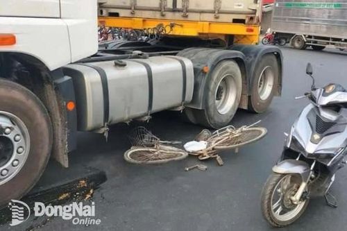 Xe đầu kéo va chạm xe đạp, ngã ba Trị An ùn tắc kéo dài
