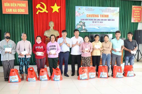 Trao 85 suất quà Tết cho phụ nữ khó khăn ở huyện Cam Lâm