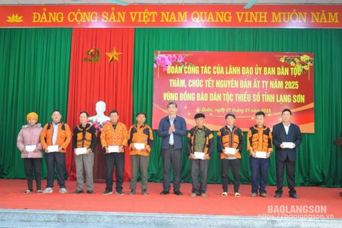 Đoàn công tác Ủy ban Dân tộc thăm, tặng quà tết tại Lạng Sơn