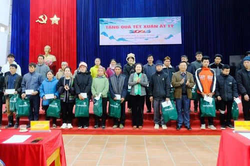 Đoàn đại biểu Quốc hội tỉnh Hà Giang tặng quà gia đình có hoàn cảnh khó khăn huyện Mường Khương