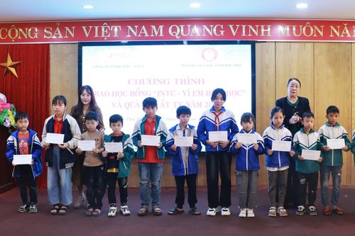 Trao quà Tết và học bổng cho học sinh có hoàn cảnh khó khăn