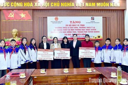 Trao tặng máy tính, thiết bị dạy học cho trường học trên địa bàn huyện Hàm Yên và thành phố Tuyên Quang