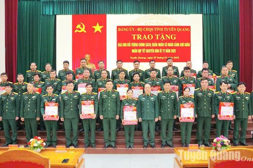 Tặng quà gia đình chính sách, quân nhân có hoàn cảnh khó khăn