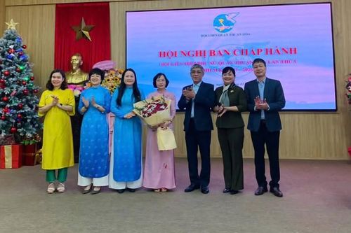 Bà Lê Thị Diệu Hồng giữ chức Chủ tịch Hội LHPN quận Thuận Hóa