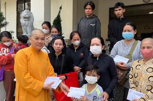 Ban Từ thiện xã hội Báo Giác Ngộ trao hơn 200 triệu đồng của bạn đọc đến bệnh nhân nghèo