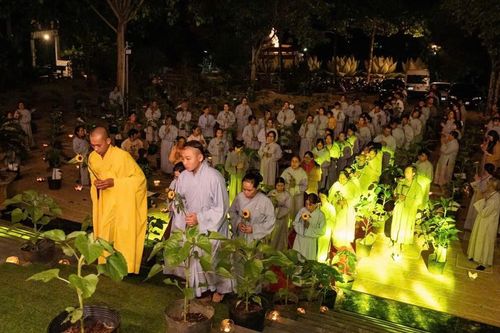 200 Phật tử về chùa Phước Quang dâng hoa ngày Phật thành đạo