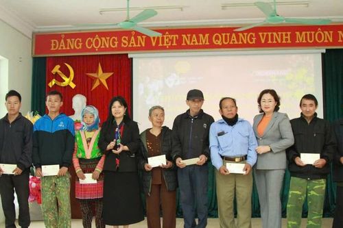 Đoàn đại biểu Quốc hội tỉnh Điện Biên trao tặng 800 suất quà Tết Ất Tỵ 2025