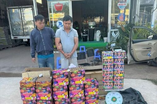 Bắt giữ đối tượng vận chuyển gần 2 tạ pháo lậu