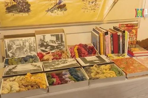 Thêu, nhuộm hơi thở hiện đại vào di sản
