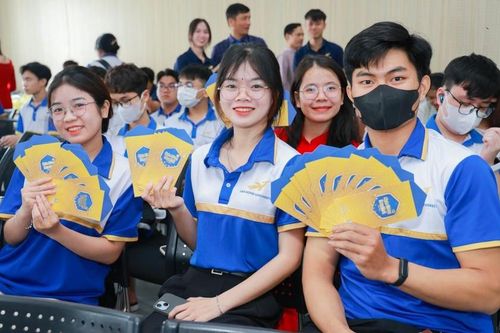 Loạt trường đại học tặng quà, vé xe cho sinh viên về quê đón Tết Nguyên đán 2025