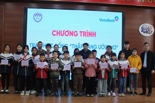 Trao học bổng 'Thắp sáng những ước mơ' cho trẻ em nghèo Bắc Giang