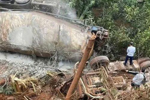 Yên Bái: Xe đầu kéo mất lái, lao xuống vực sâu 60m khiến 2 người tử vong