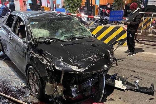 Gây tai nạn bỏ chạy, ô tô tiếp tục đâm vào trạm thu phí trên Quốc lộ 5