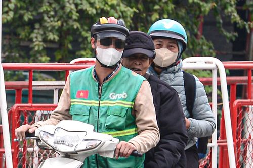 Phớt lờ mức phạt cao, nhiều tài xế công nghệ vẫn vô tư kẹp 3, phóng ngược chiều