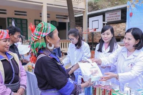 Dược phẩm Tâm Bình tổ chức khám bệnh, phát thuốc và tặng quà cho 600 người dân vùng cao