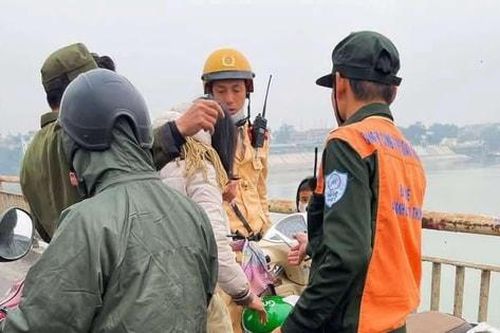 Kịp thời ngăn một phụ nữ đèo con lên cầu Chương Dương định tự tử