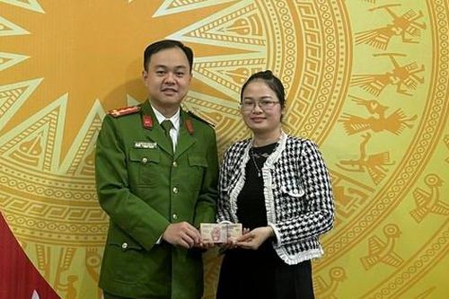 Người phụ nữ nhận lại tiền chuyển khoản nhầm sau 2 năm