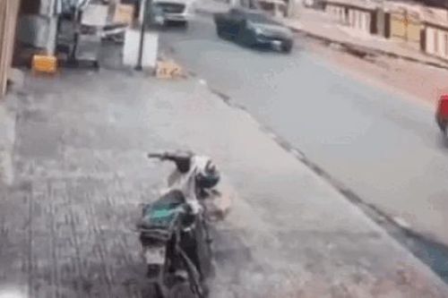 Khoảnh khắc xe bồn vượt 'ẩu', va chạm xe ôm công nghệ khiến 1 người tử vong