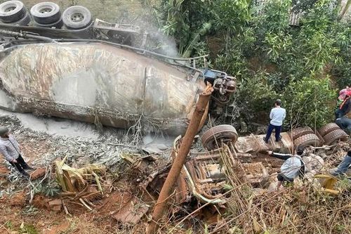 Xe bồn chở xi măng rơi xuống taluy khiến 2 người tử vong