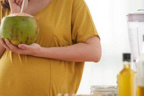 Phụ nữ mang thai có nên uống nước dừa?