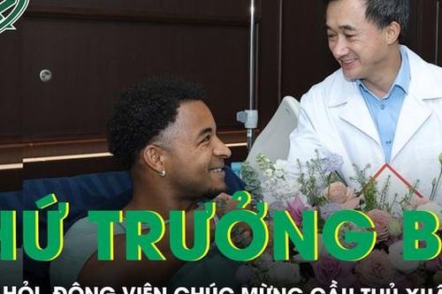 Thứ trưởng Bộ Y tế thăm hỏi, động viên chúc mừng cầu thủ Xuân Son phẫu thuật thành công
