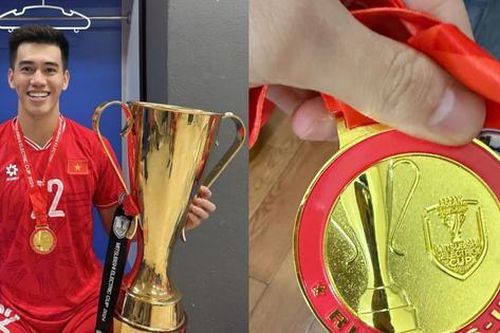 Tiến Linh gặp sự cố hy hữu liên quan đến tấm HCV AFF Cup 2024 nhờ dân mạng phát hiện