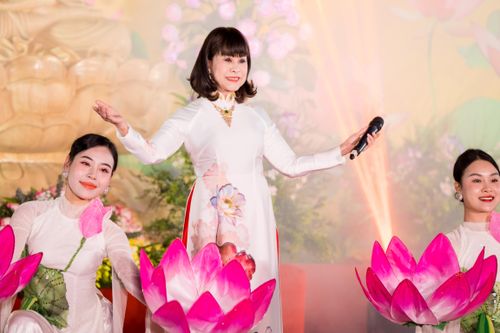 Hồ Quỳnh Hương cùng dàn nghệ sĩ tỏa sáng tại đêm nhạc 'Sáng đạo trong đời' ở Ninh Bình