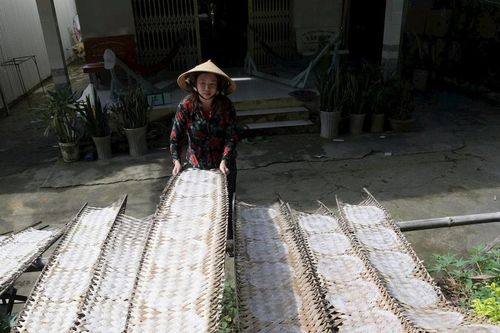 Làng phở, bánh tráng Ngan Dừa 'cháy' hàng dịp cận Tết
