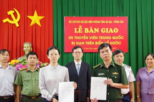 Bàn giao 5 thuyền viên người nước ngoài bị nạn trên biển