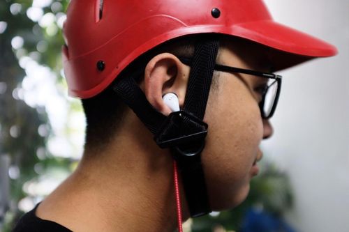 Coi chừng mất tiền phạt khi đeo tai nghe lái xe máy