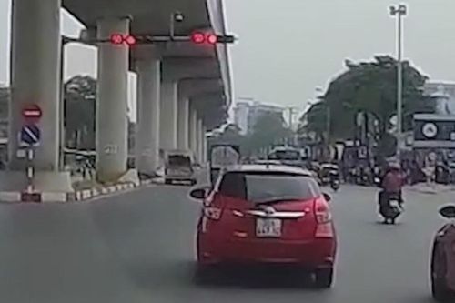 'Đèn xanh còn 7 giây bất ngờ đỏ' ở Hà Nội